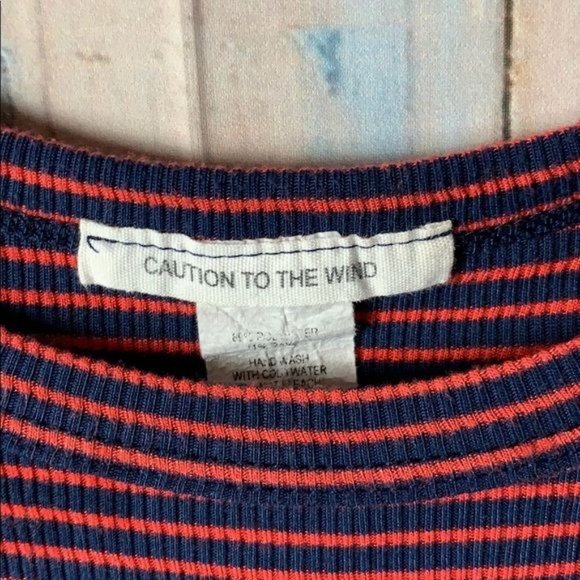 Caution to the Wind Womans Small Doman Blue Red Ribbed Short Sleeve Knotted Shir - Picture 3 of 3